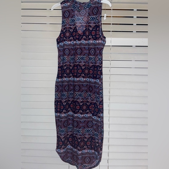 Dresses & Skirts - Cute and easy print body-con dress